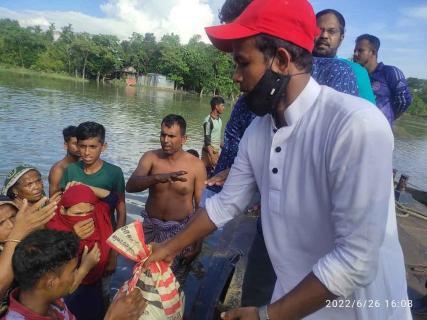 Giving relief to Sylhet flood victims on behalf of Bangladesh Computer Society.